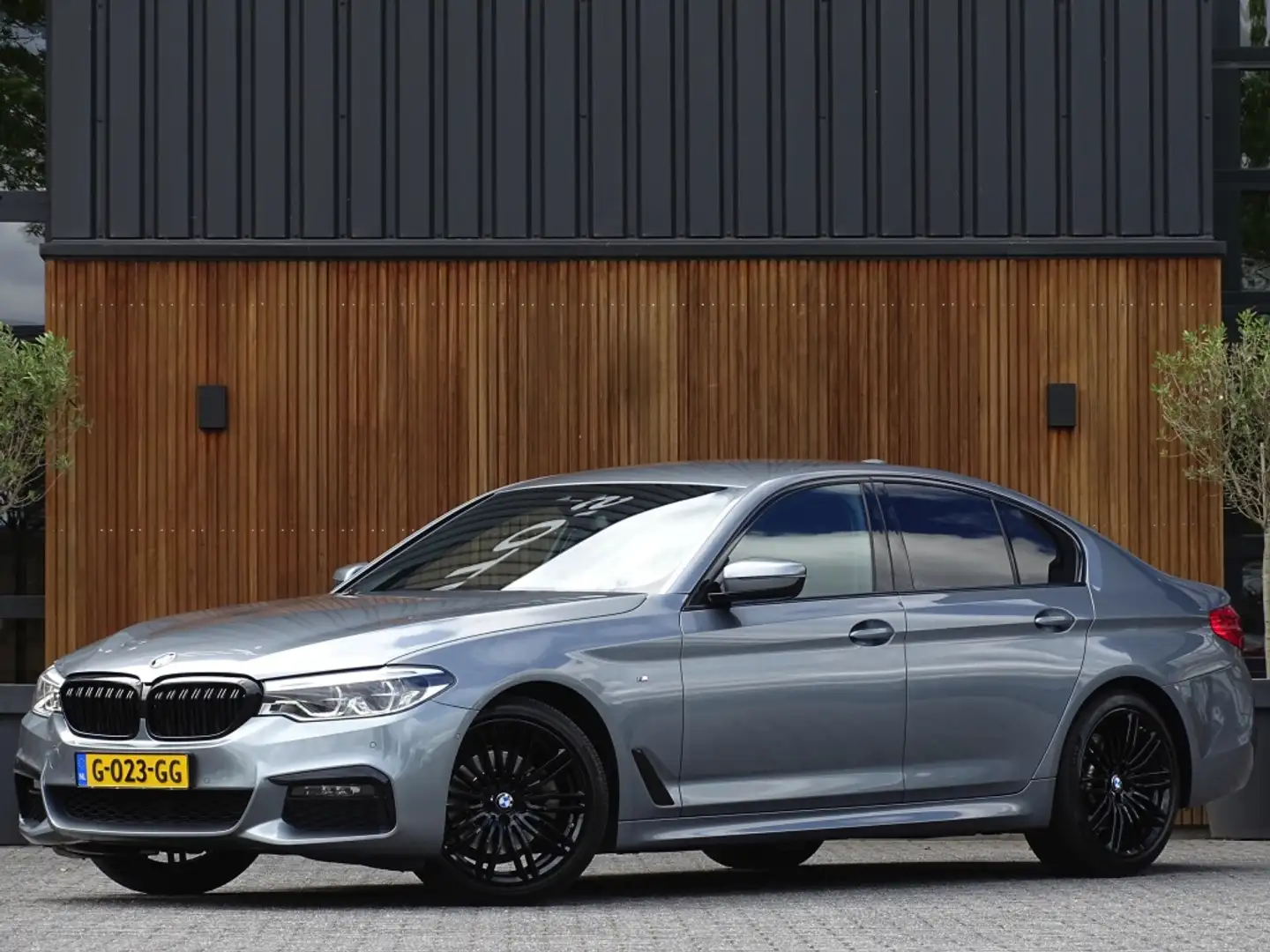 BMW 520 5-serie 520i TwinTurbo 183PK High Ex. Ed. / LCI / Grau - 1
