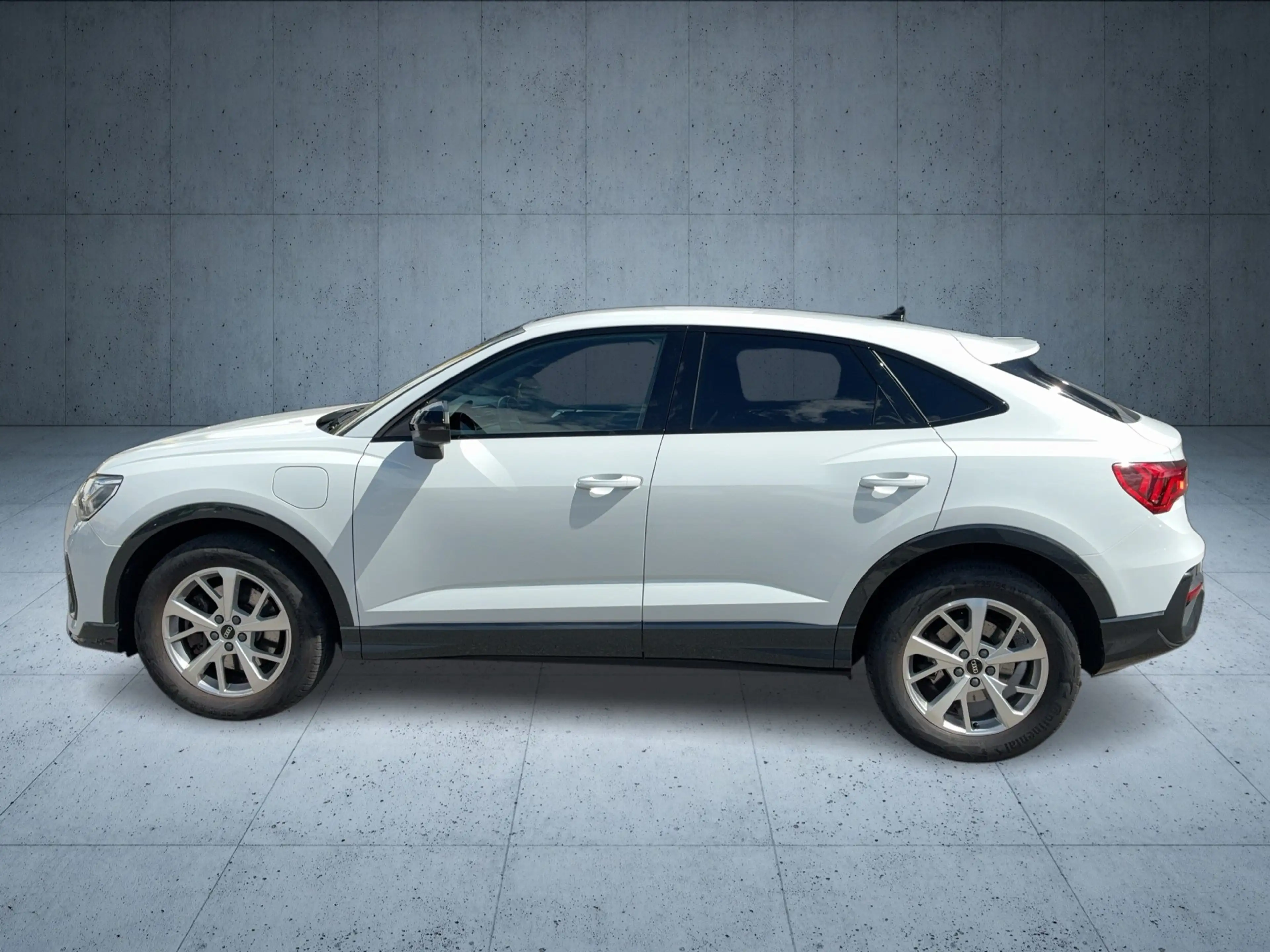 Audi Q3 Sportback TFSI e Sb PHEV1.4 R4180 DSG LM — photo 3