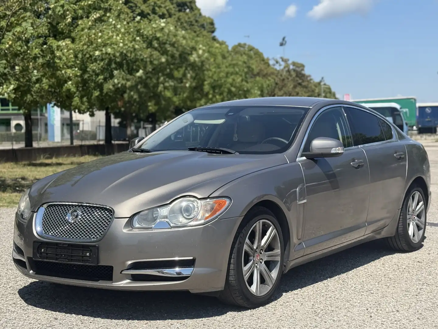 Jaguar XF 2.7d Premium Luxury auto Solo EXPORT Beige - 1