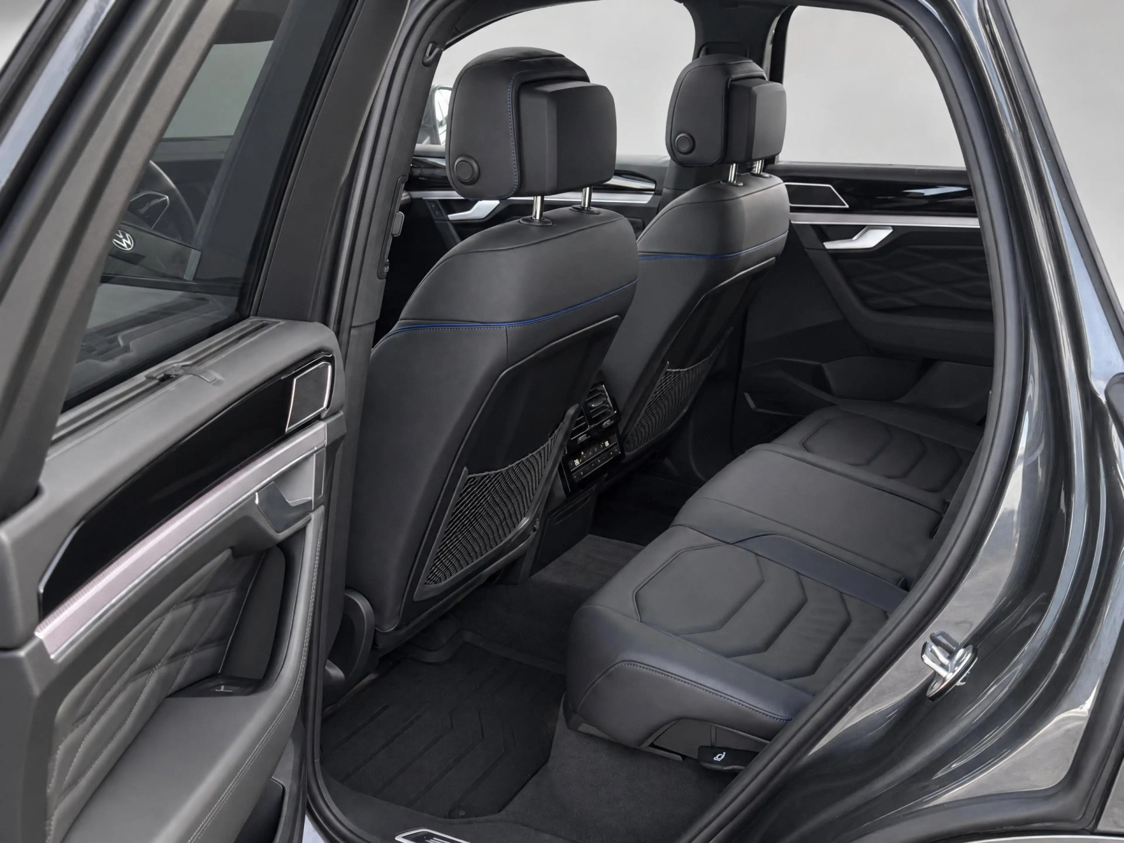 Volkswagen Touareg 3.0 TSi eHybrid 4MOTION R | BTW AUTO |Panorama | E — photo 11