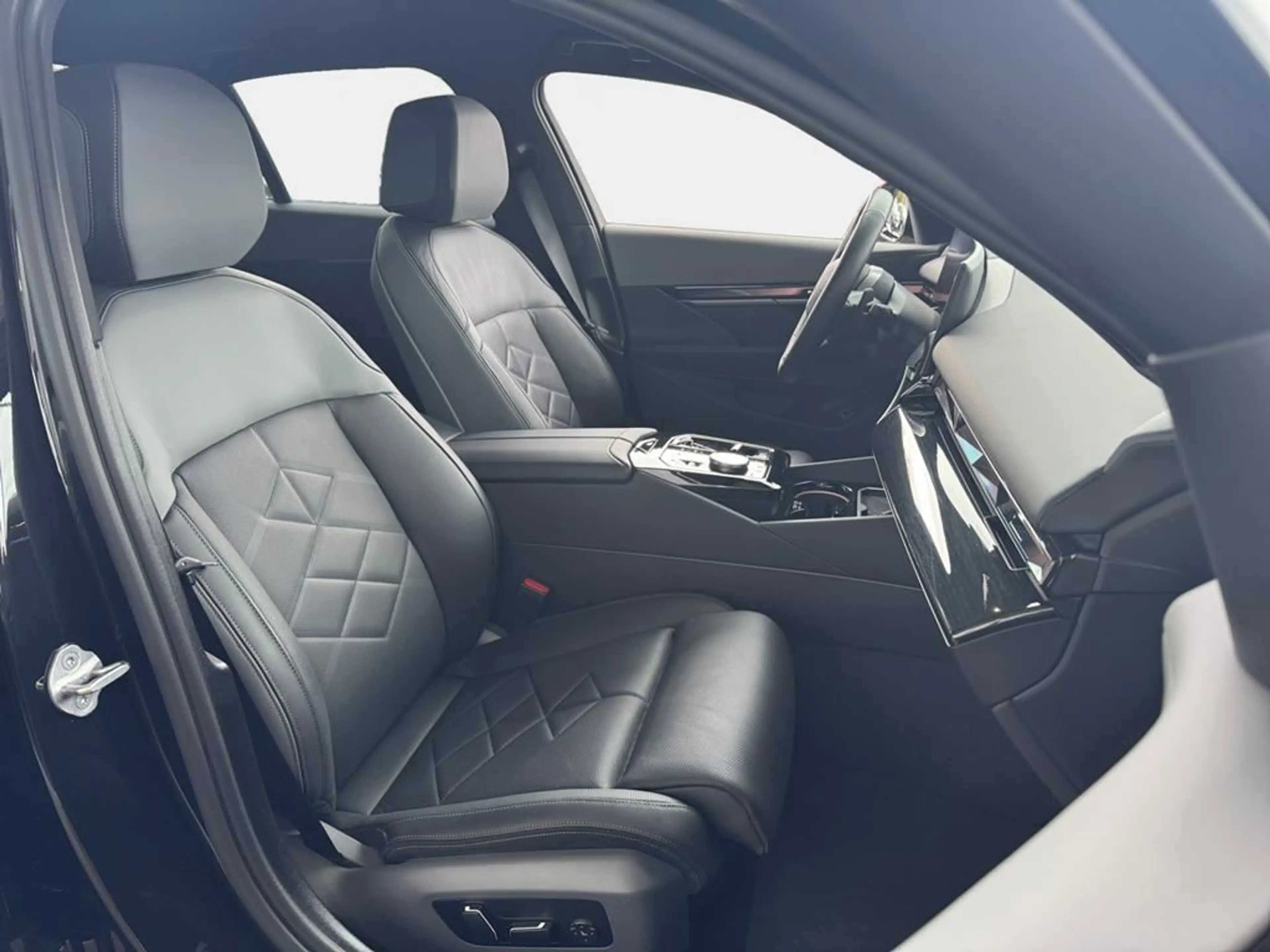 BMW 550 M Sport — photo 15