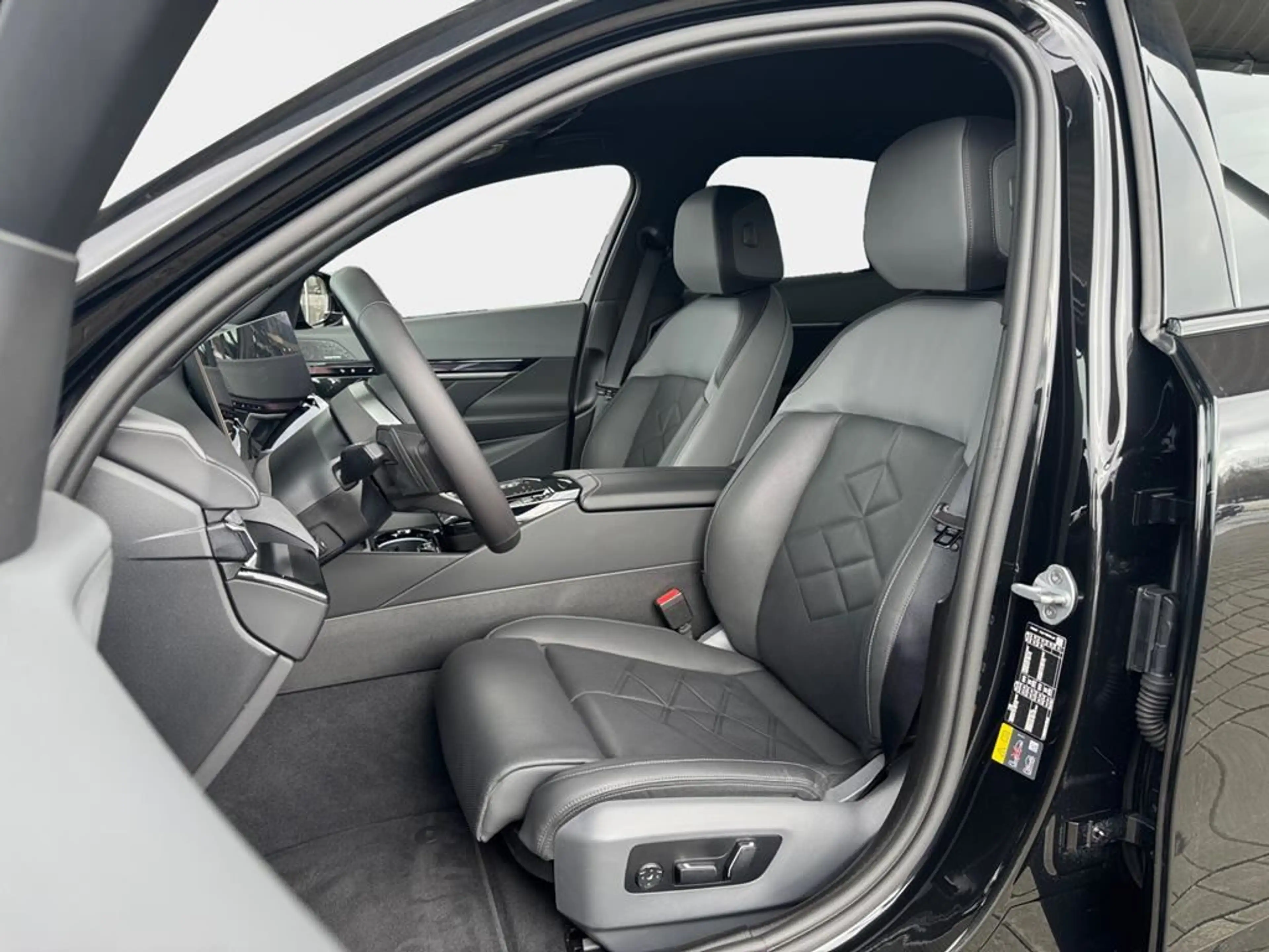 BMW 550 M Sport — photo 11