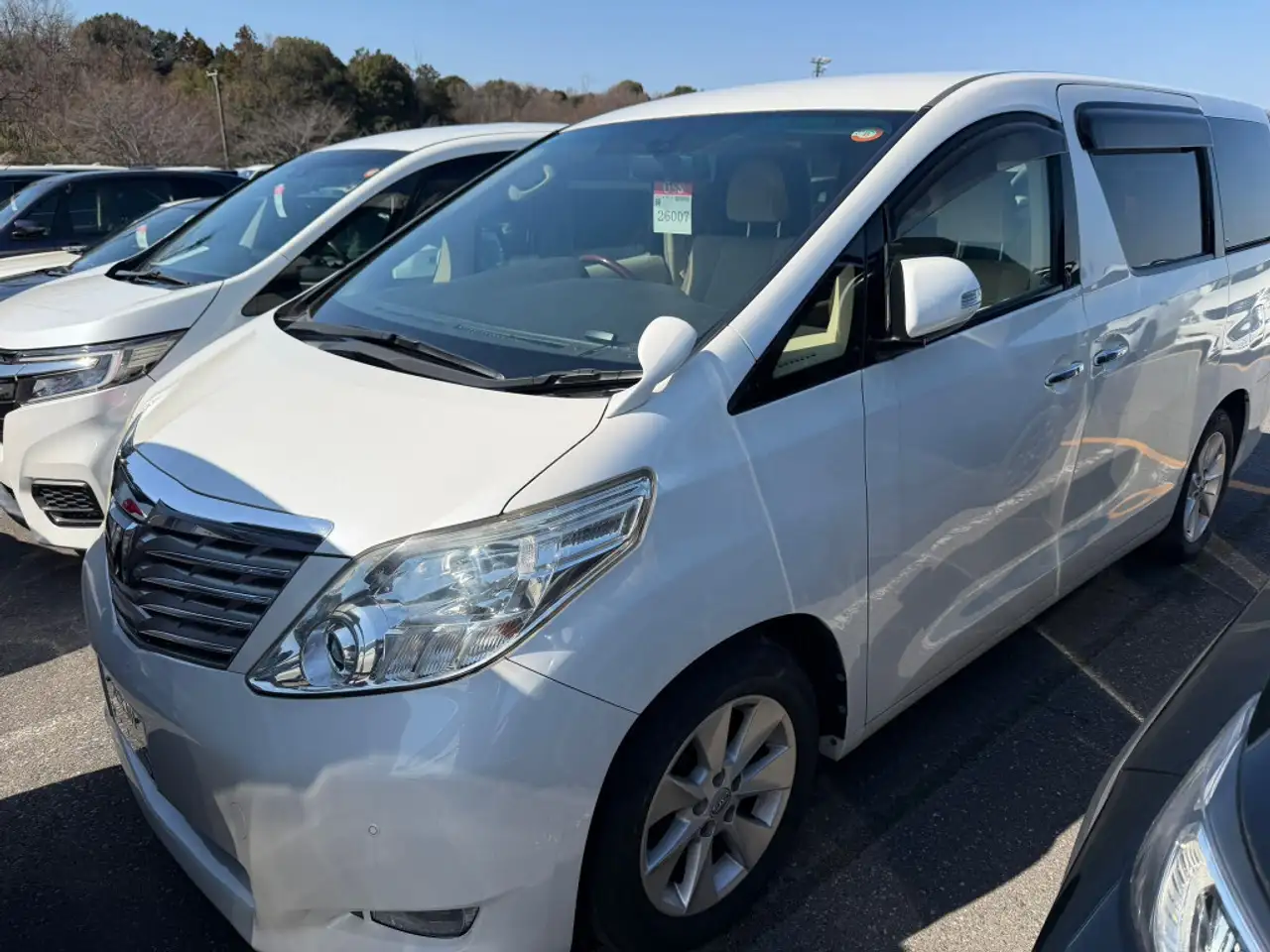 Toyota Alphard снимка Toyota Alphard