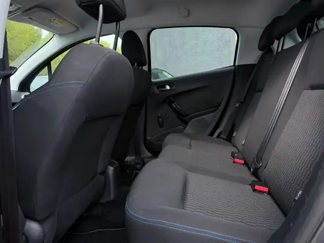 Peugeot 208 view 11