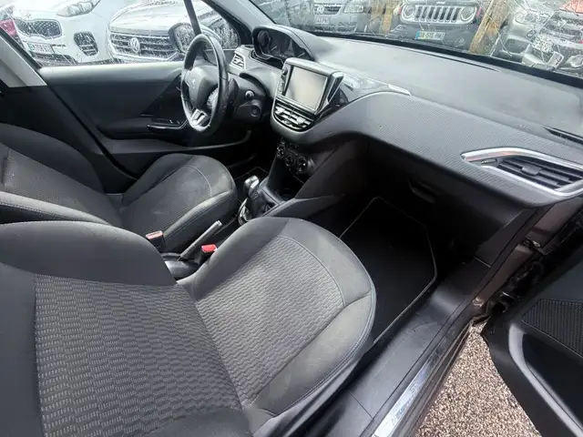Peugeot 208 view 7