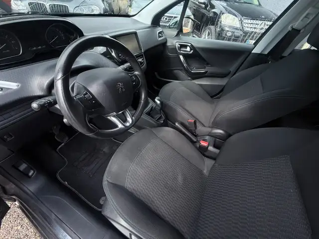Peugeot 208 view 6