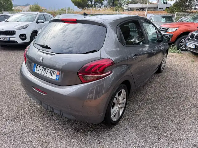 Peugeot 208 view 3