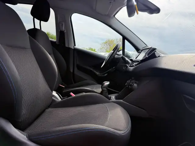 Peugeot 208 view 9