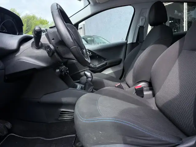 Peugeot 208 view 8