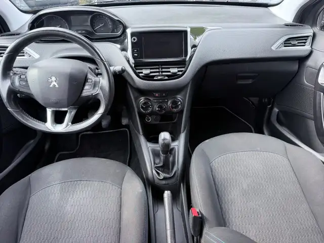Peugeot 208 view 5