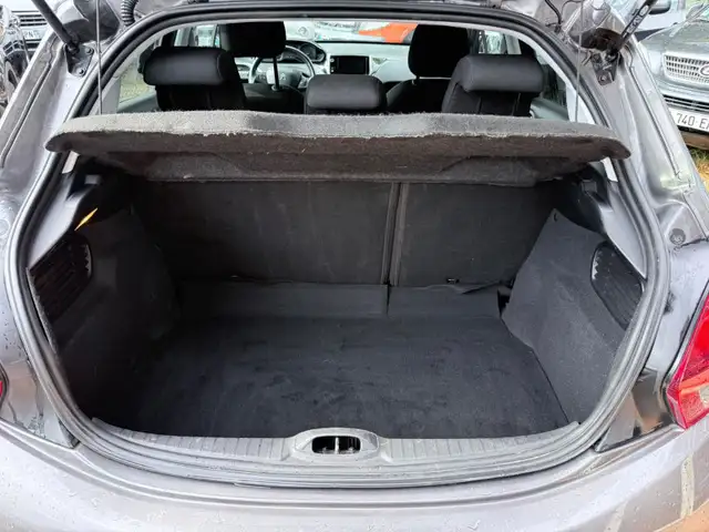 Peugeot 208 view 12