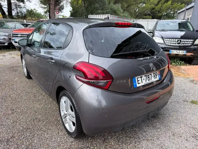 Peugeot 208 view 2