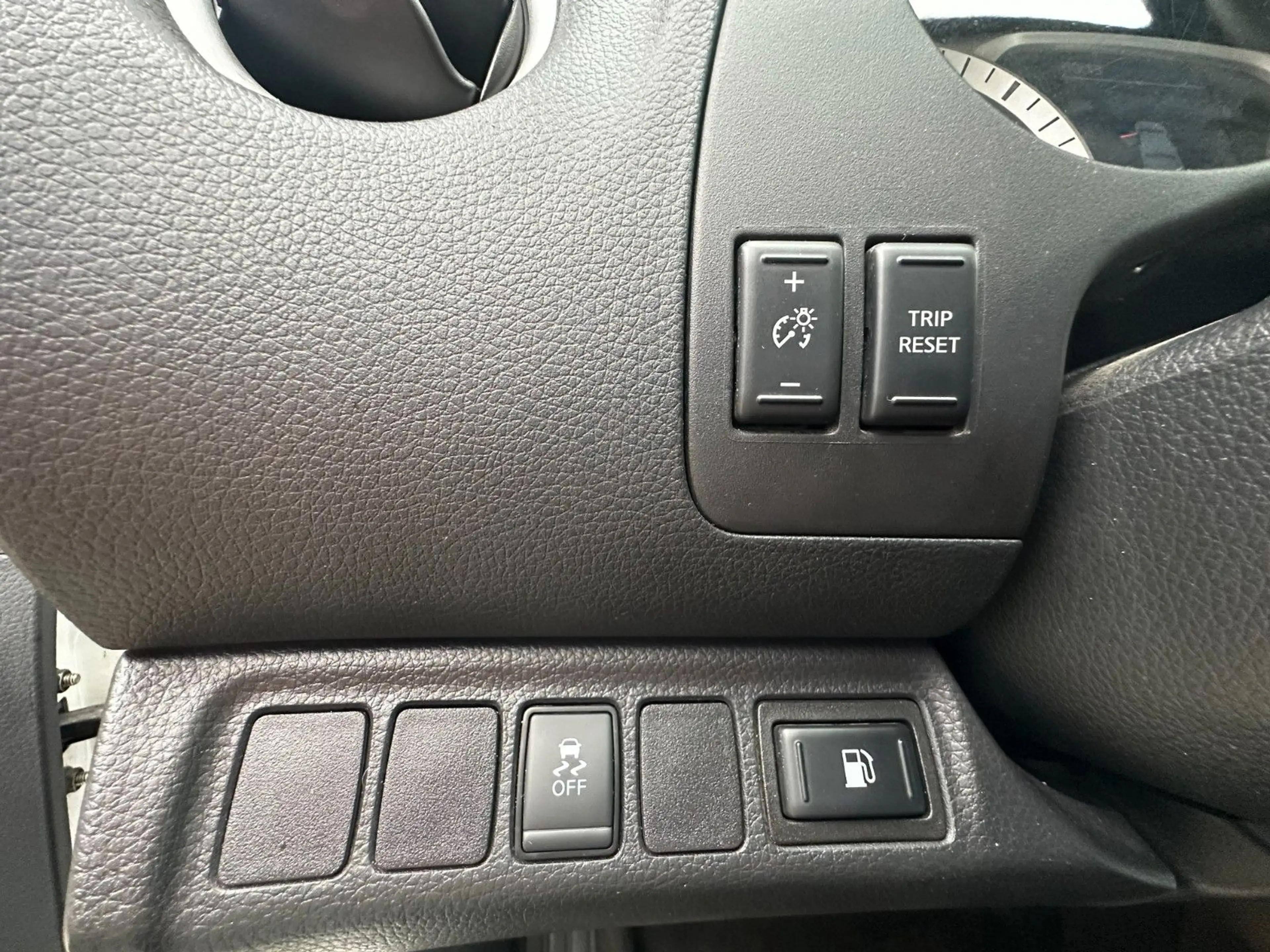 Nissan Navara NP300 Acenta King Cab 4x4 — photo 11