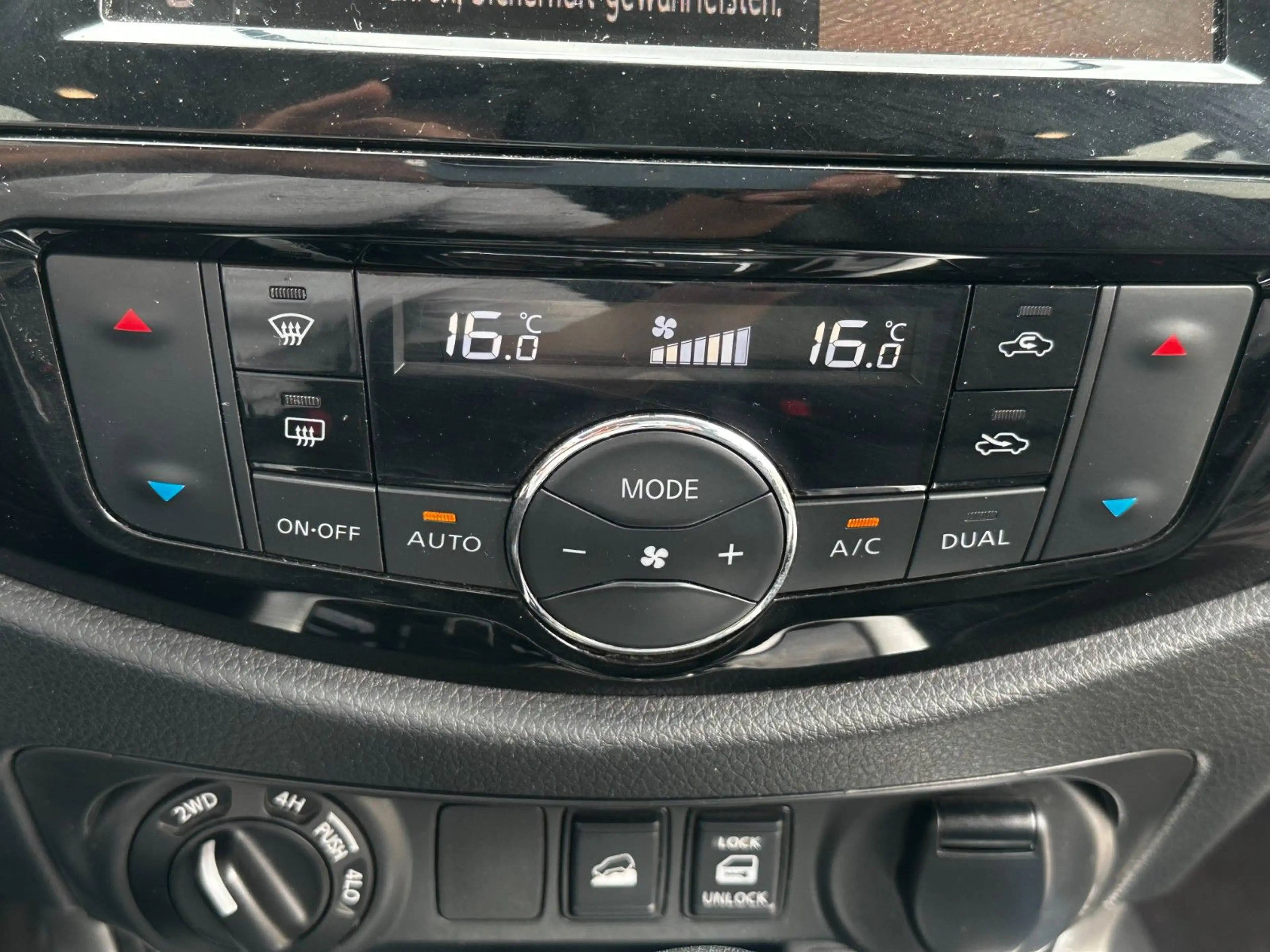 Nissan Navara NP300 Acenta King Cab 4x4 — photo 15