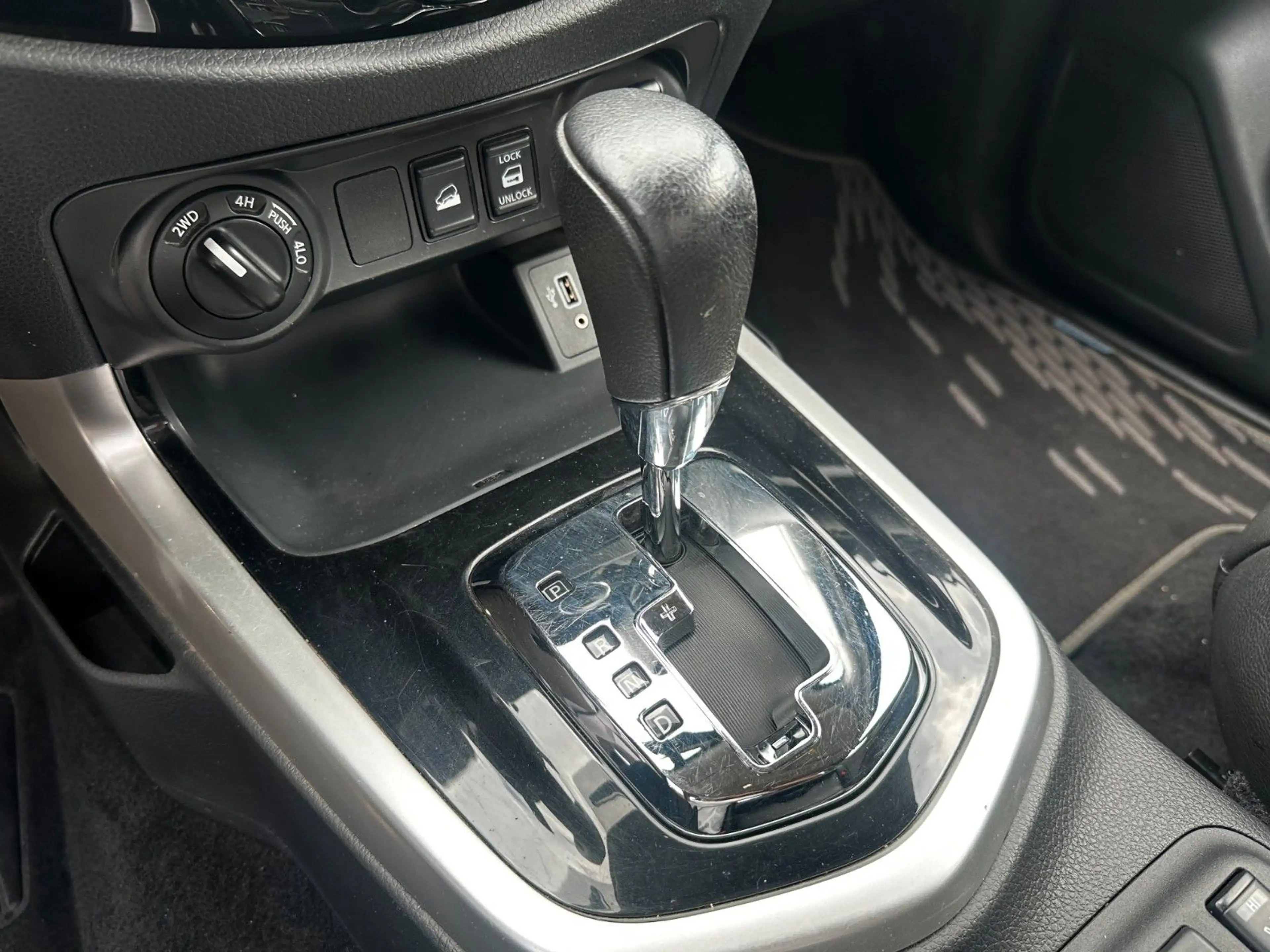Nissan Navara NP300 Acenta King Cab 4x4 — photo 14