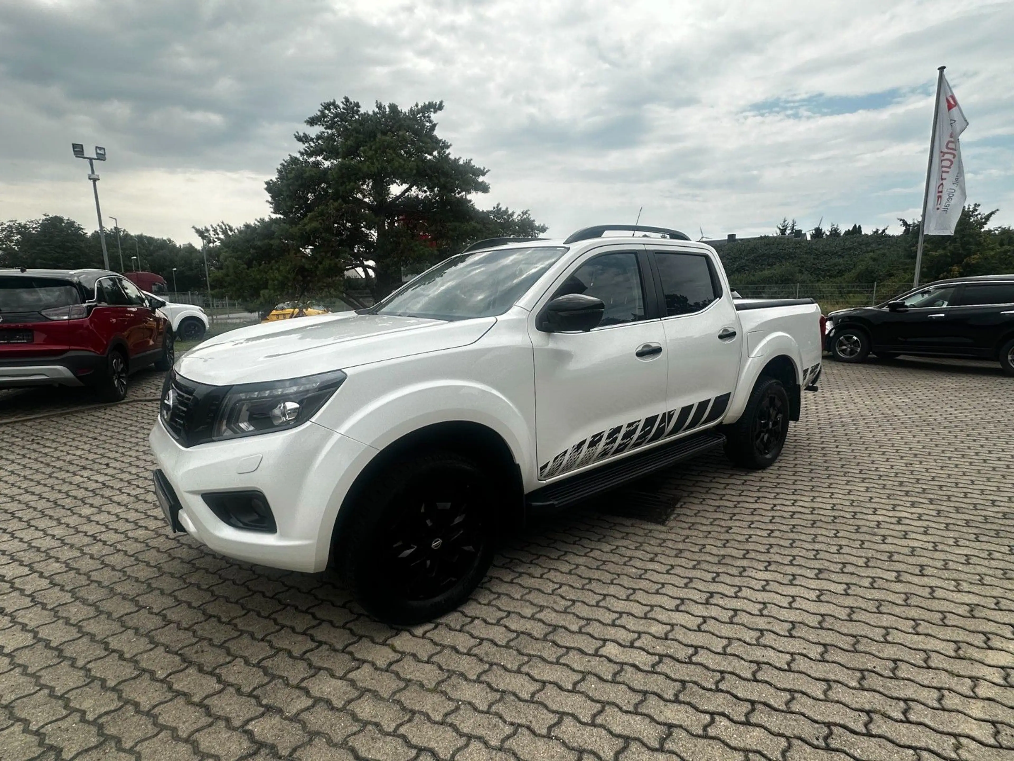Nissan Navara NP300 Acenta King Cab 4x4 — photo 2