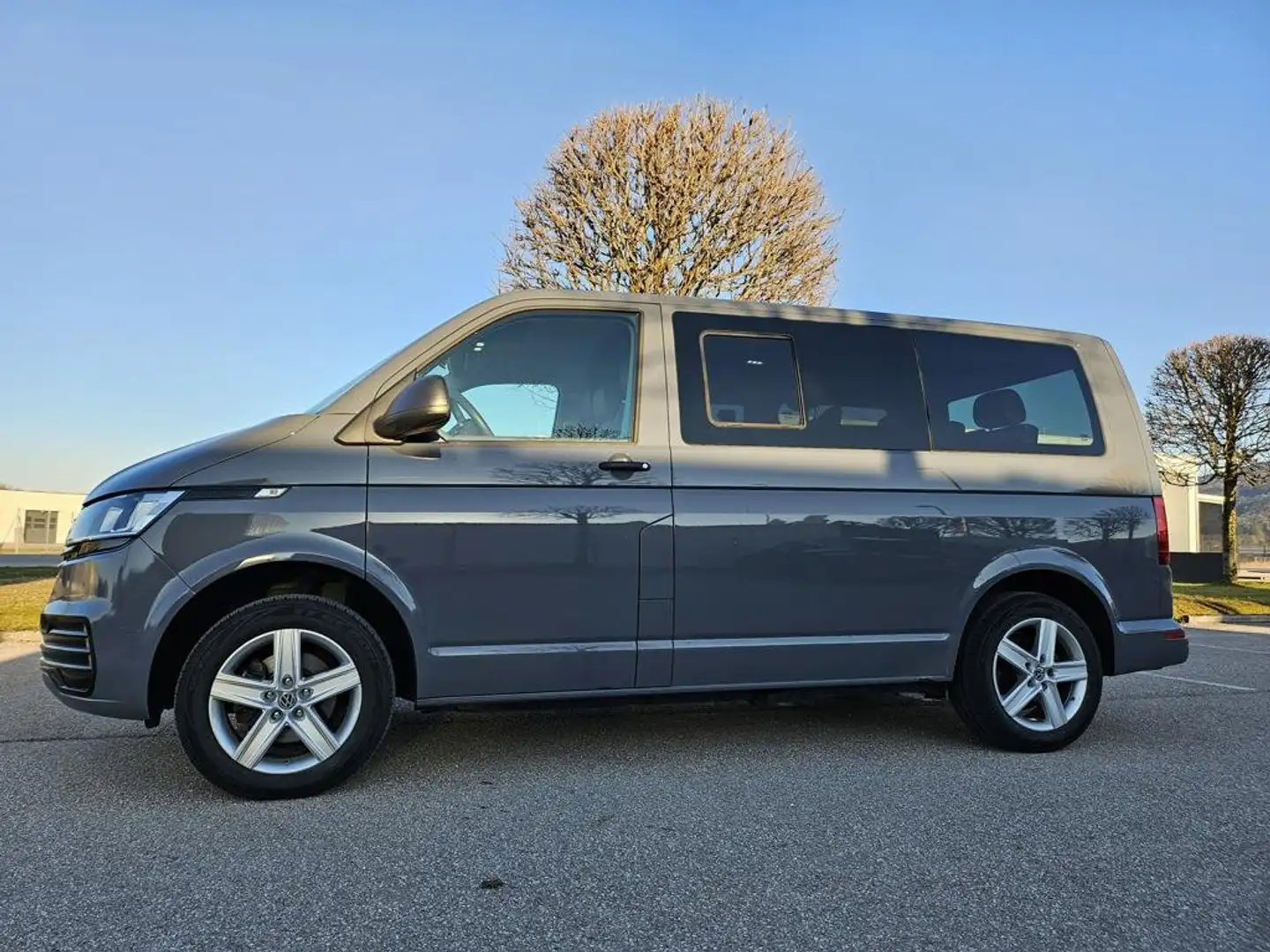 Volkswagen T6.1 Kombi *** 8 Sitzer - Leder - AHK - Klima - Kamara **** Grau - 2