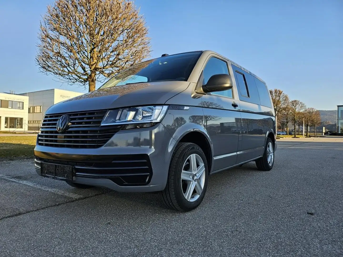 Volkswagen T6.1 Kombi *** 8 Sitzer - Leder - AHK - Klima - Kamara **** Grau - 1