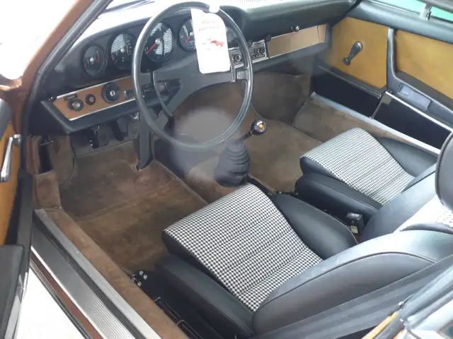 Porsche 911 view 7