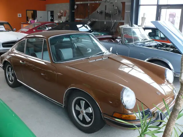 Porsche 911 view 3