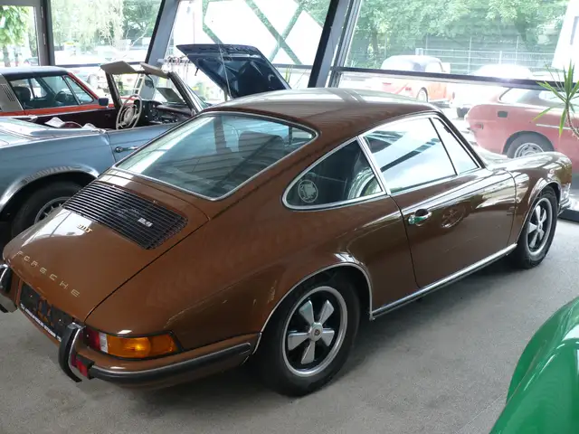 Porsche 911 view 6
