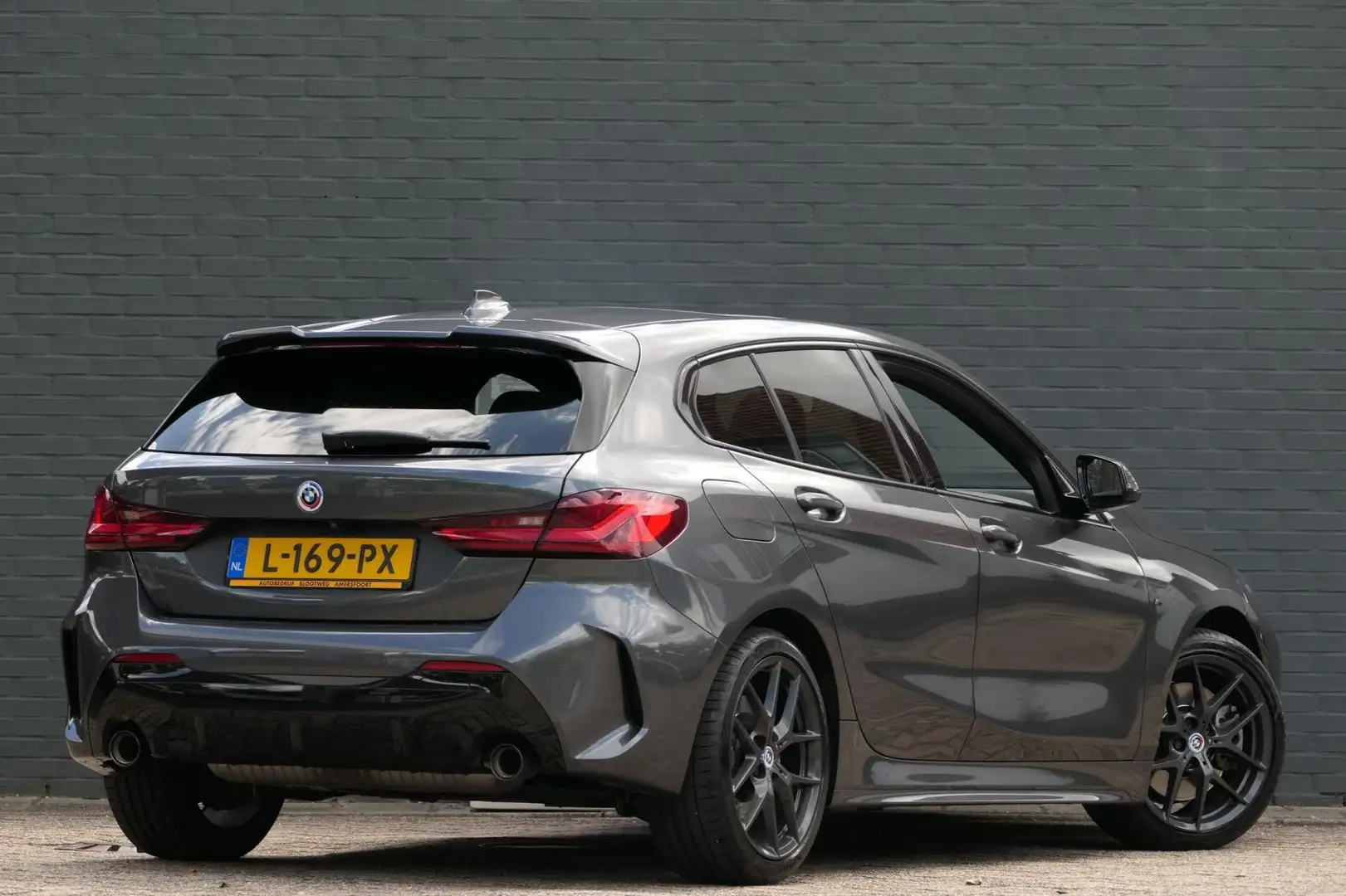 BMW 120 1-serie 120i High Executive M-Sport | Panoramadak Grijs - 2