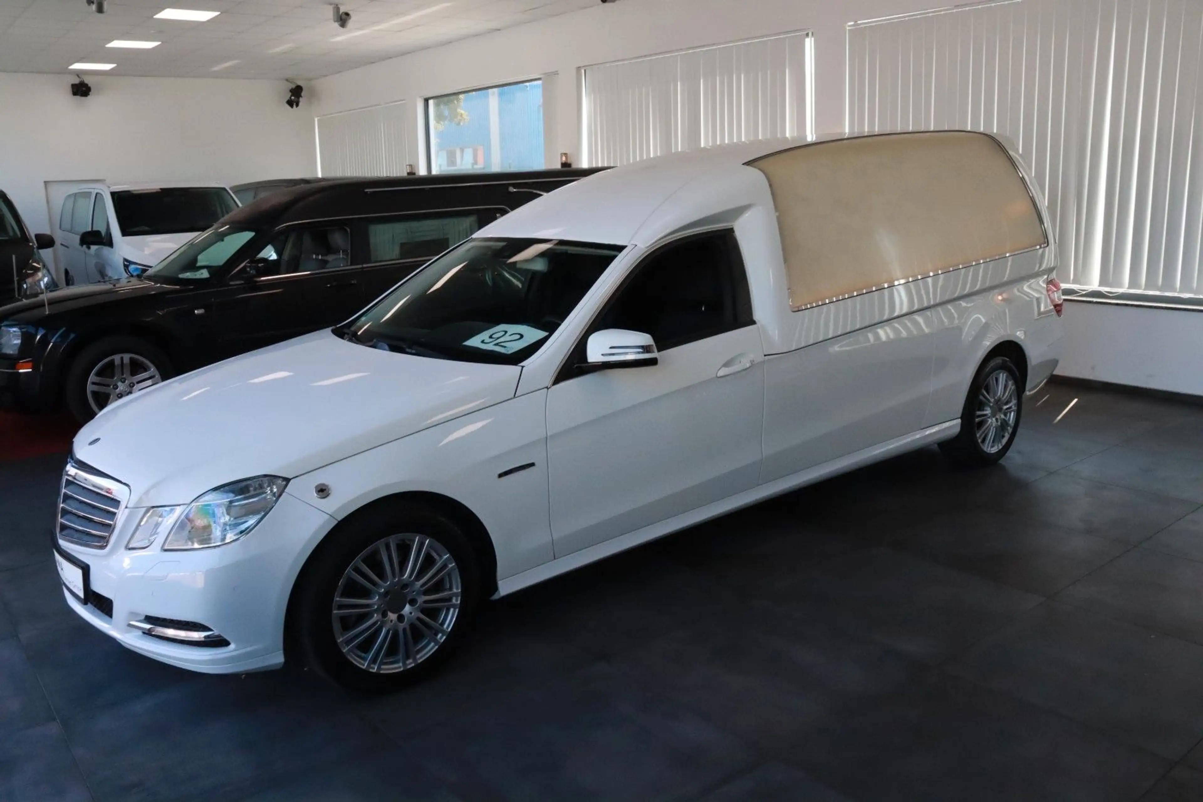 Mercedes-Benz E 250 Kuhlmann Cars Bestattungswagen / Leichenwagen