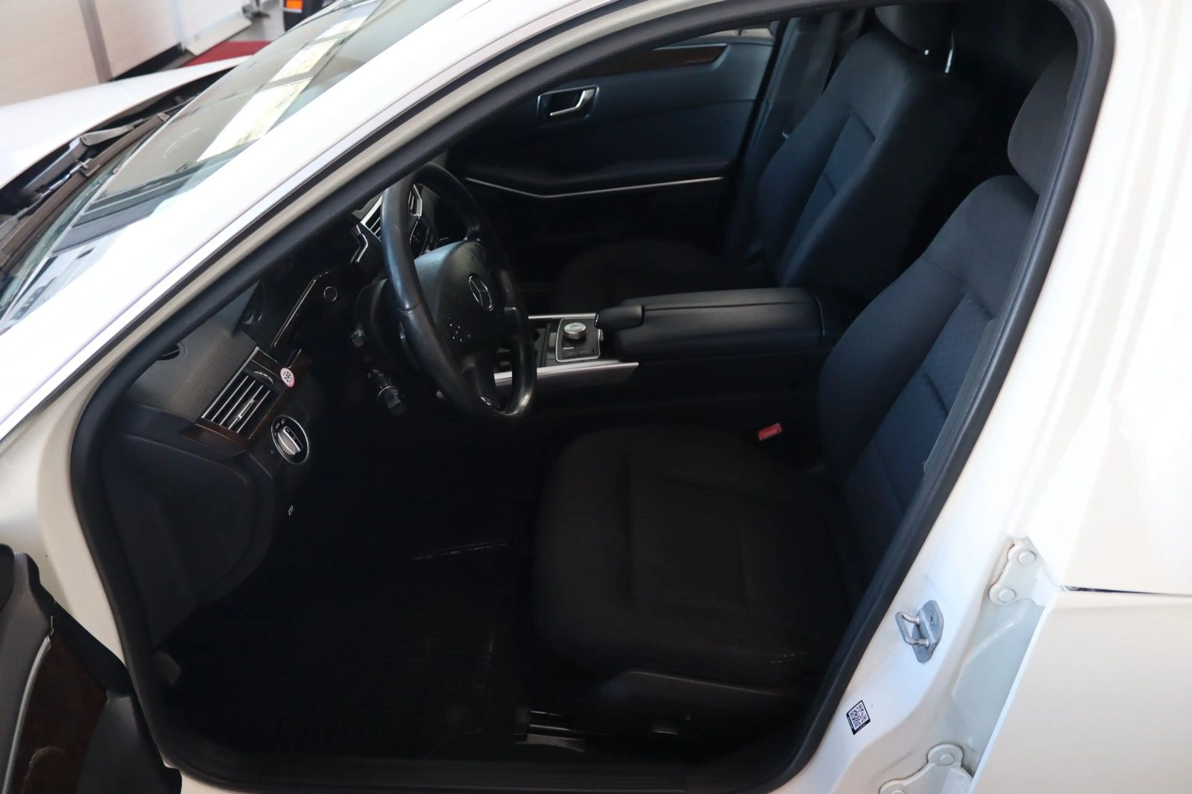 Mercedes-Benz E 250 Kuhlmann Cars Bestattungswagen / Leichenwagen — photo 11