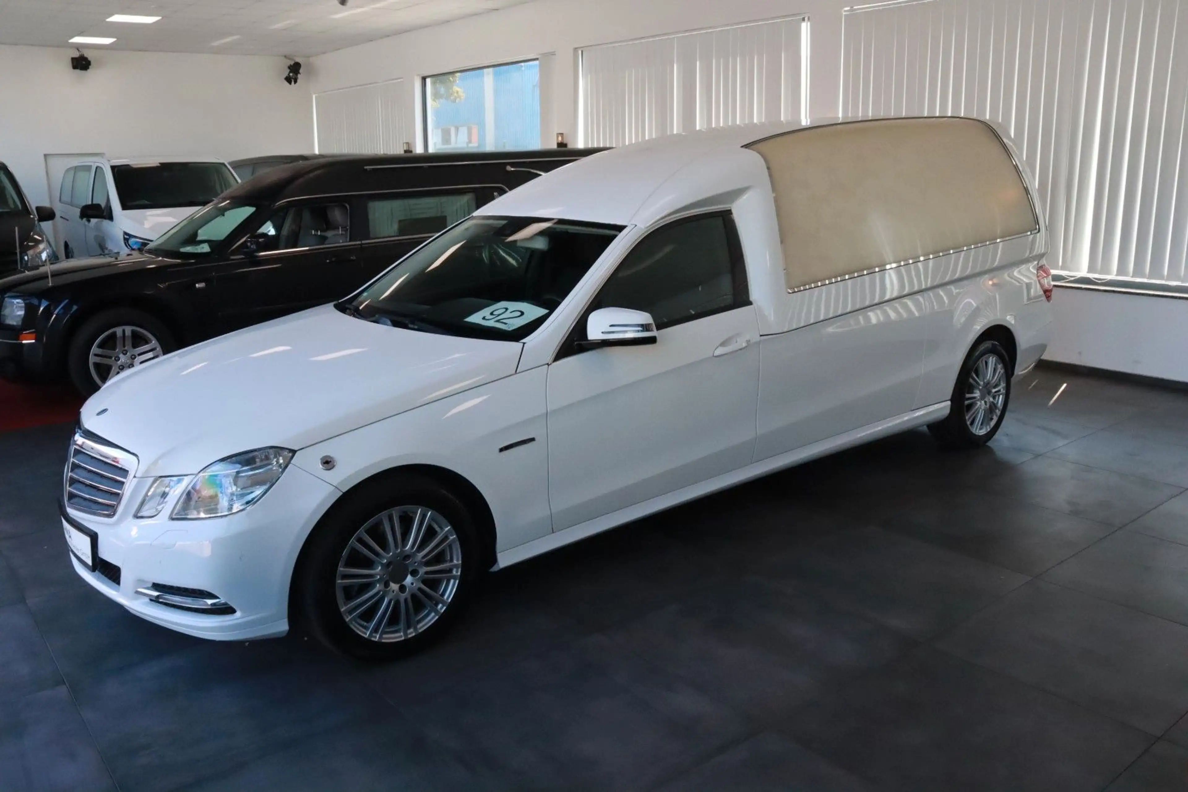 Mercedes-Benz E 250 Kuhlmann Cars Bestattungswagen / Leichenwagen — photo 2