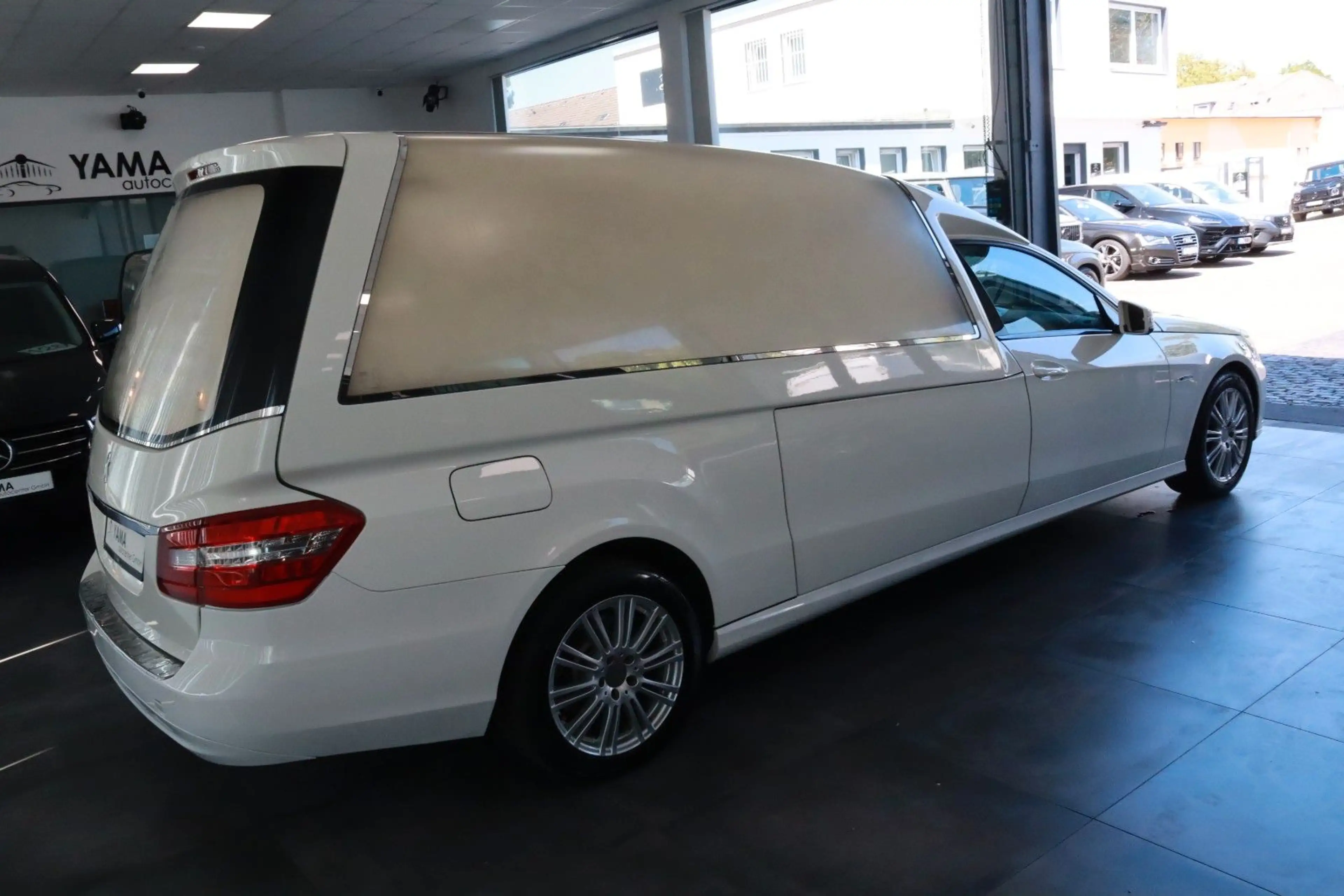 Mercedes-Benz E 250 Kuhlmann Cars Bestattungswagen / Leichenwagen — photo 5