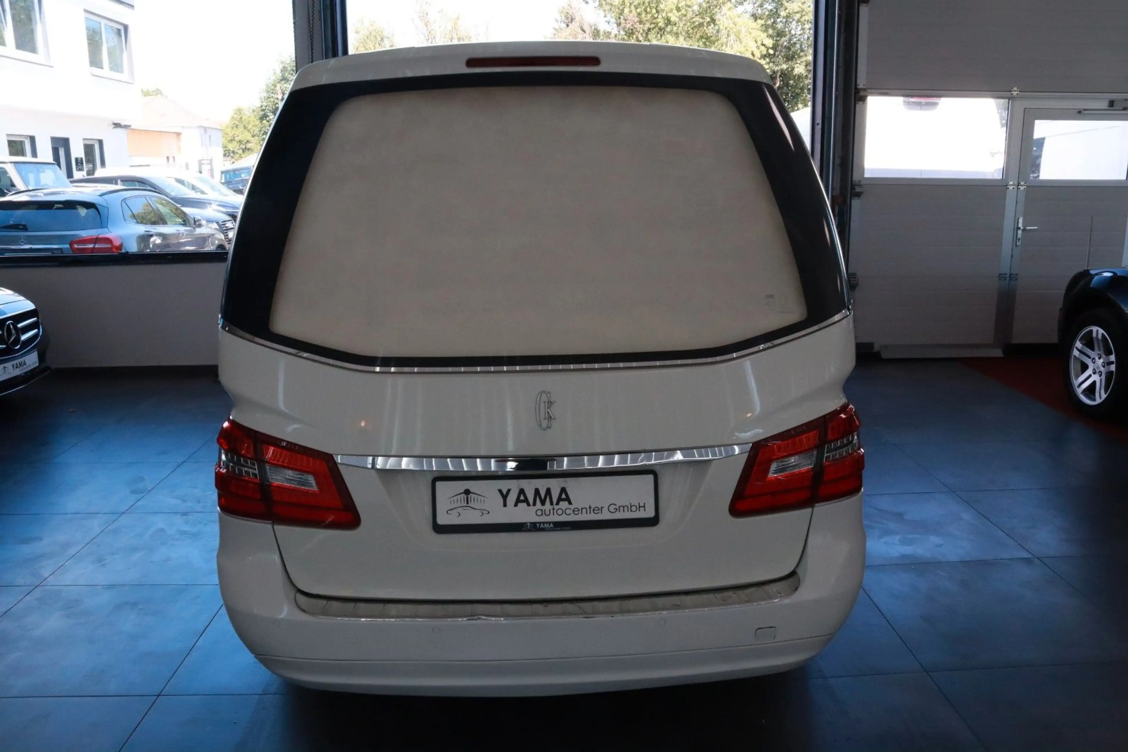 Mercedes-Benz E 250 Kuhlmann Cars Bestattungswagen / Leichenwagen — photo 10