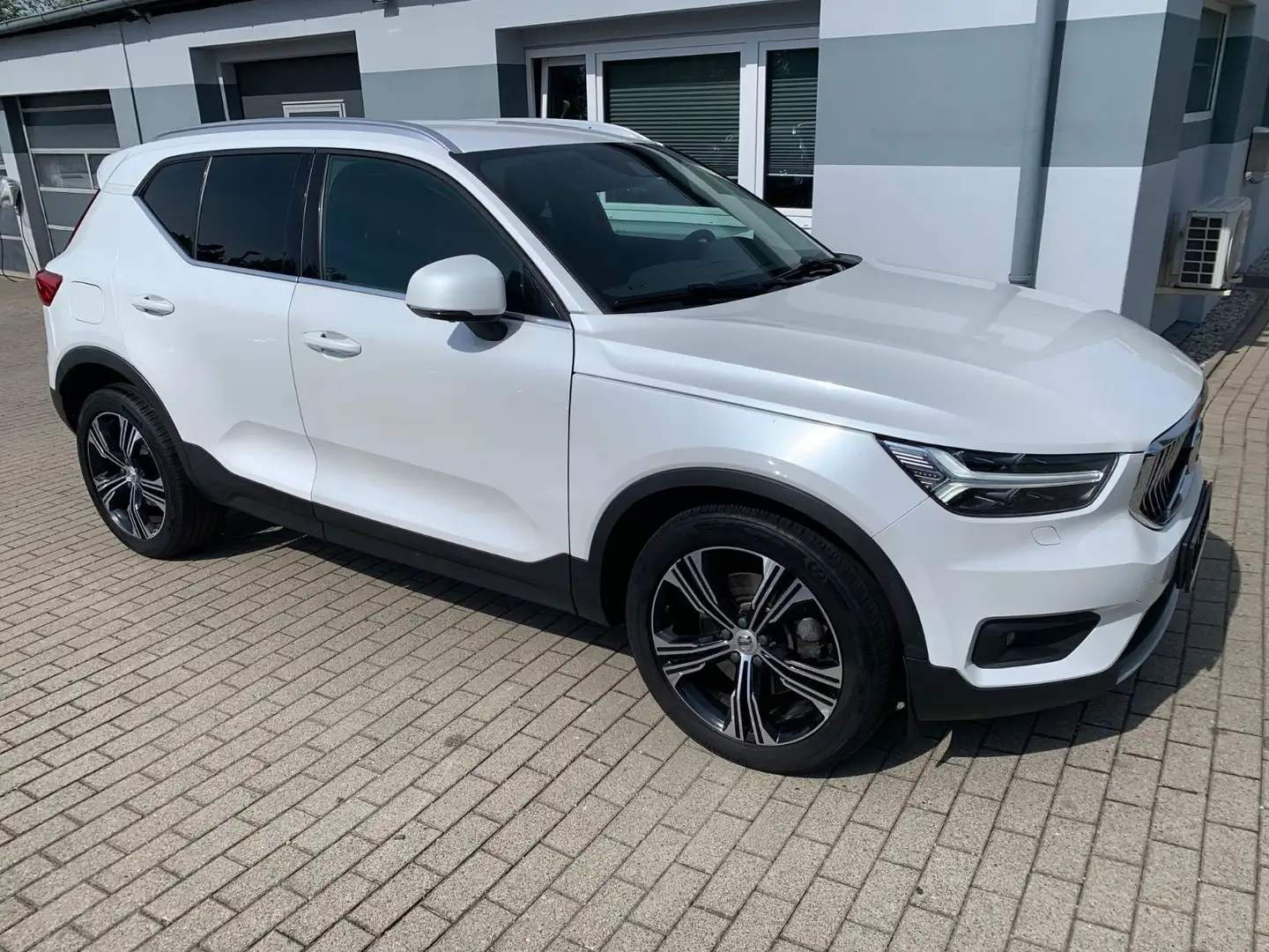 Volvo XC40 2,0D Aut. Inscr. AWD Leder Navi LED ACC Weiß - 1