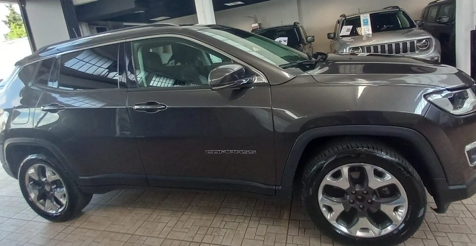 Jeep Compass 2.0 Multijet II aut. 4WD Limited Grijs - 2