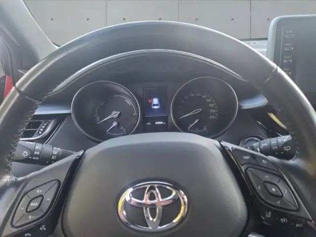 Toyota C-HR view 14