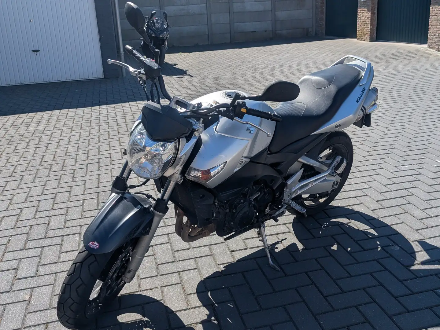 Suzuki GSR 600 Plateado - 2