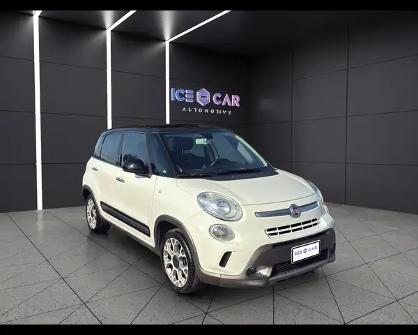 Fiat 500L view 3