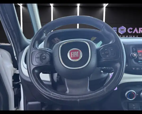Fiat 500L view 11