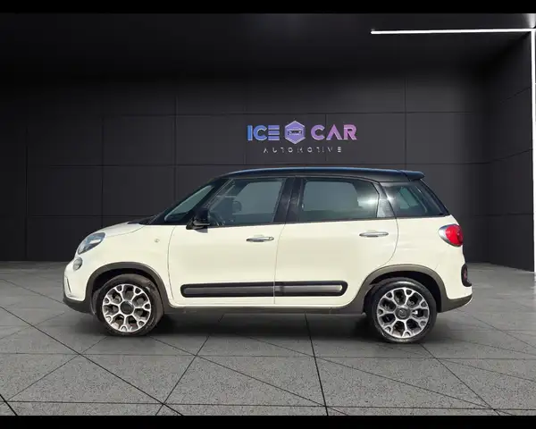 Fiat 500L view 8