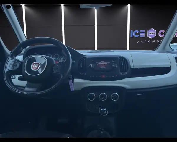 Fiat 500L view 10
