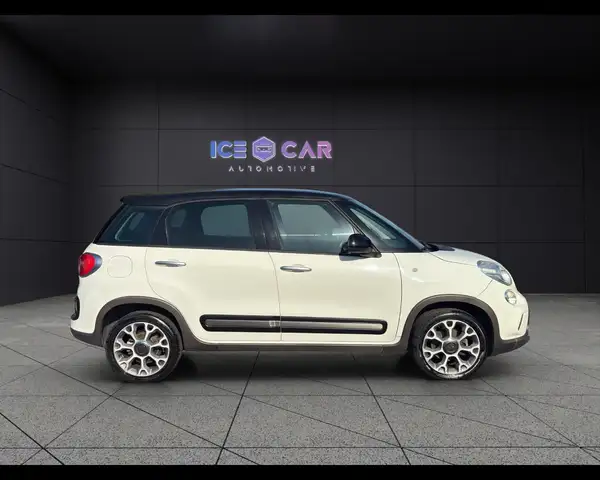 Fiat 500L view 4