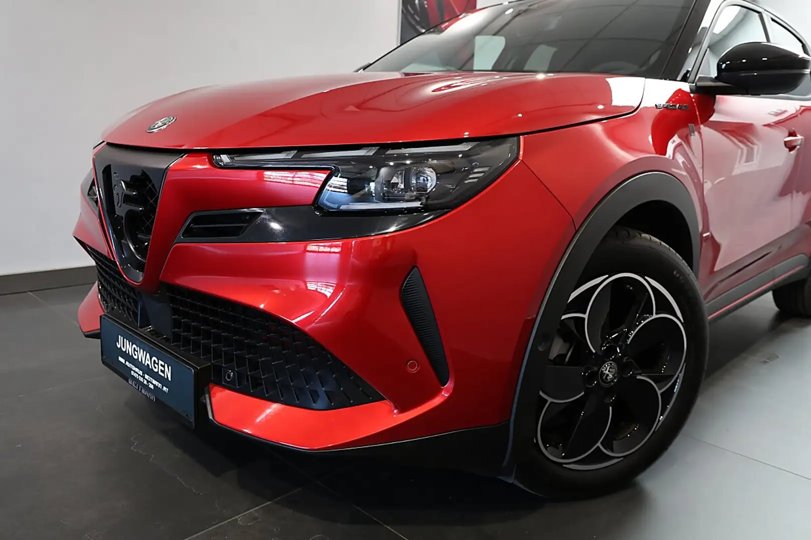 Alfa Romeo Junior Elettrica Speciale 54kW 115kW Rot - 2