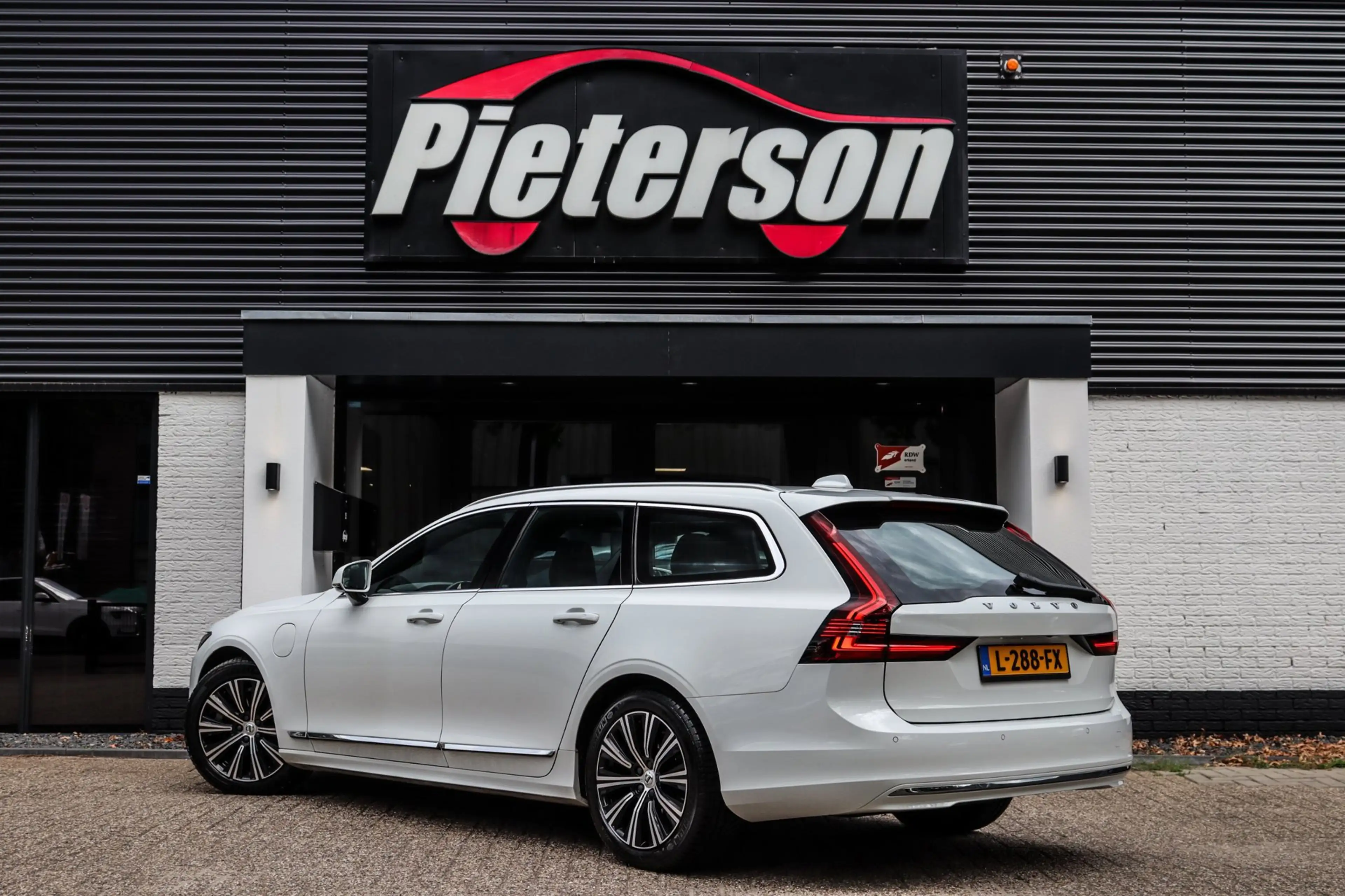 Volvo V90 2.0 T6 AWD NAP BTW DEALER OH 1E EIGENAAR LEDER ACC — photo 3