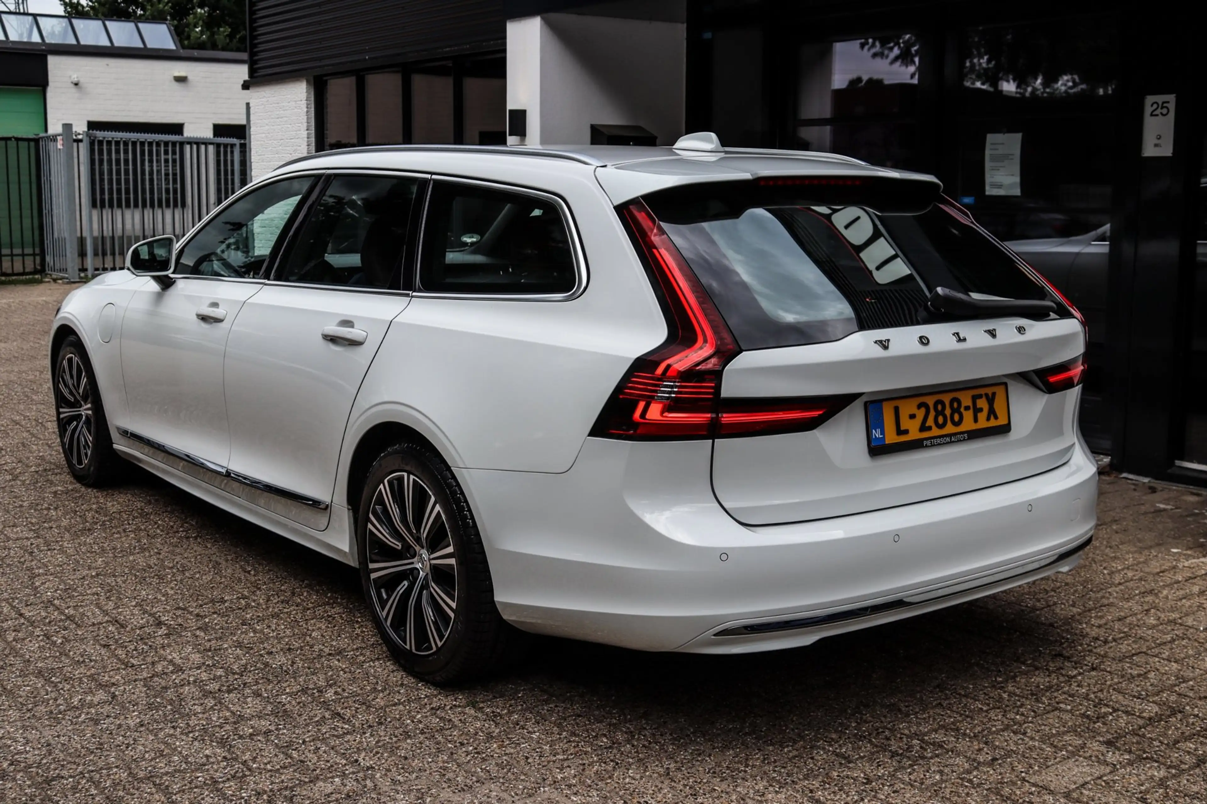 Volvo V90 2.0 T6 AWD NAP BTW DEALER OH 1E EIGENAAR LEDER ACC — photo 8