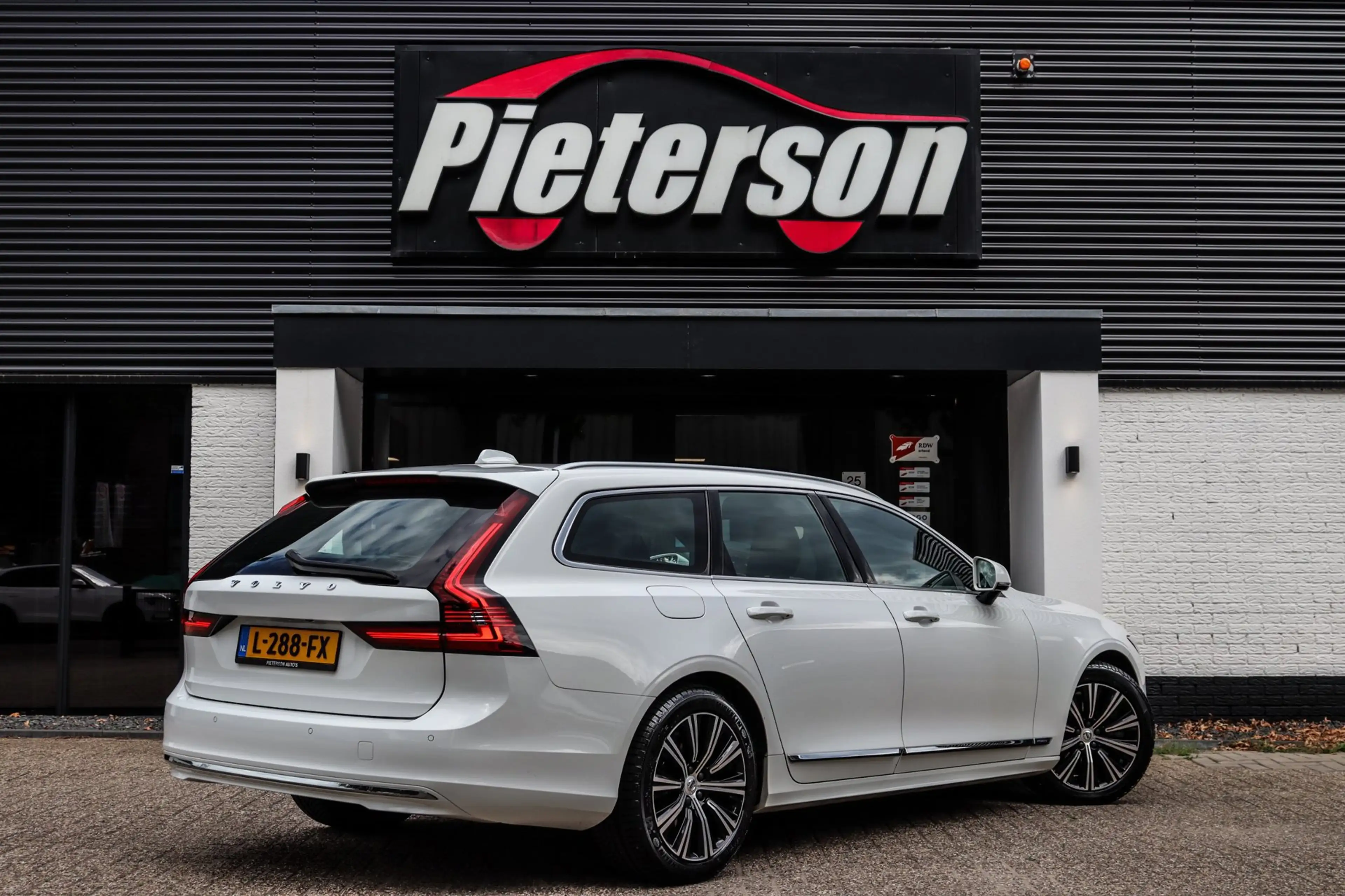 Volvo V90 2.0 T6 AWD NAP BTW DEALER OH 1E EIGENAAR LEDER ACC — photo 9