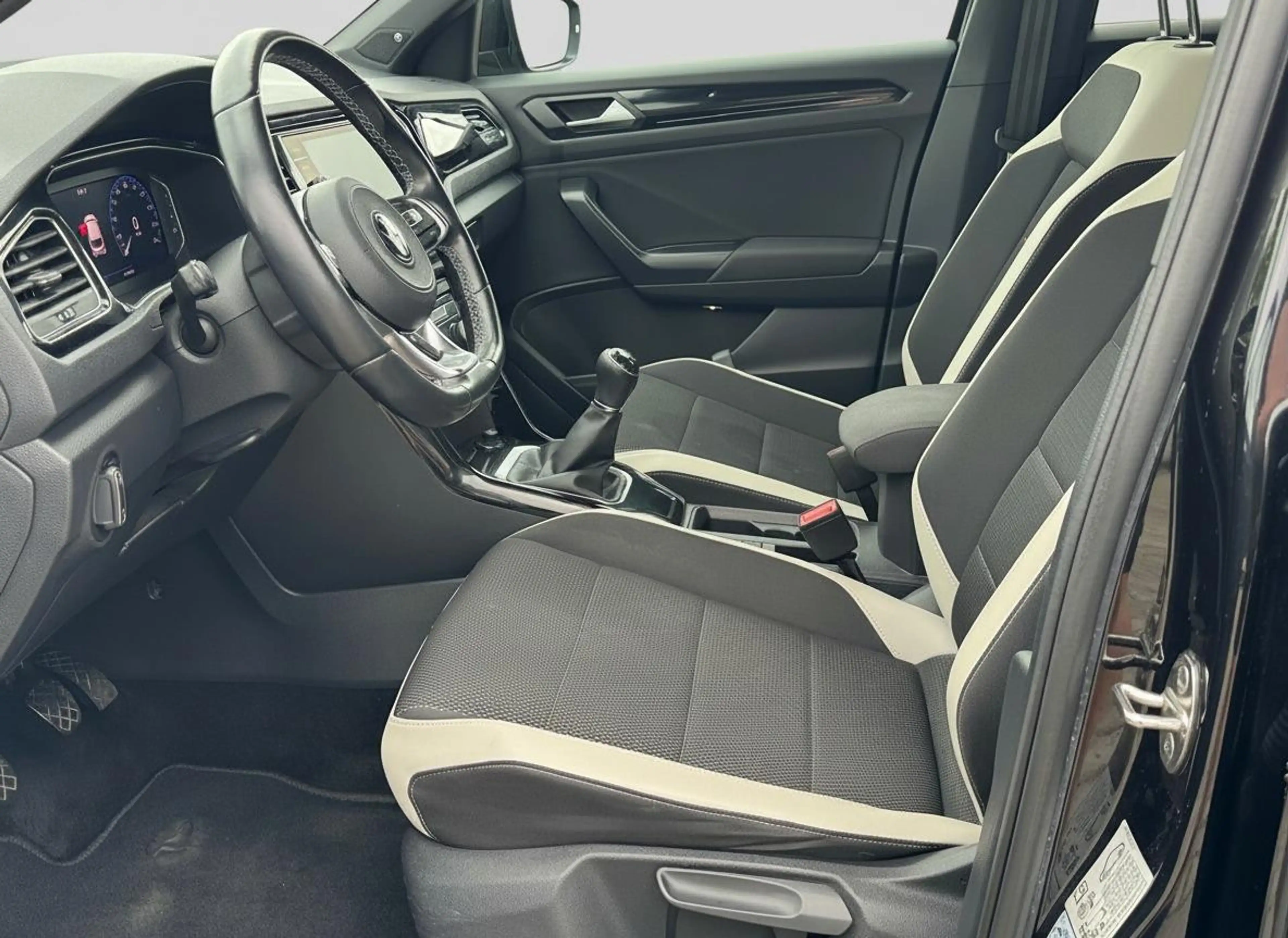 Volkswagen T-Roc 1.5 TSI SPORT ADAP CRUISE CAMERA DIGIDASH — photo 4