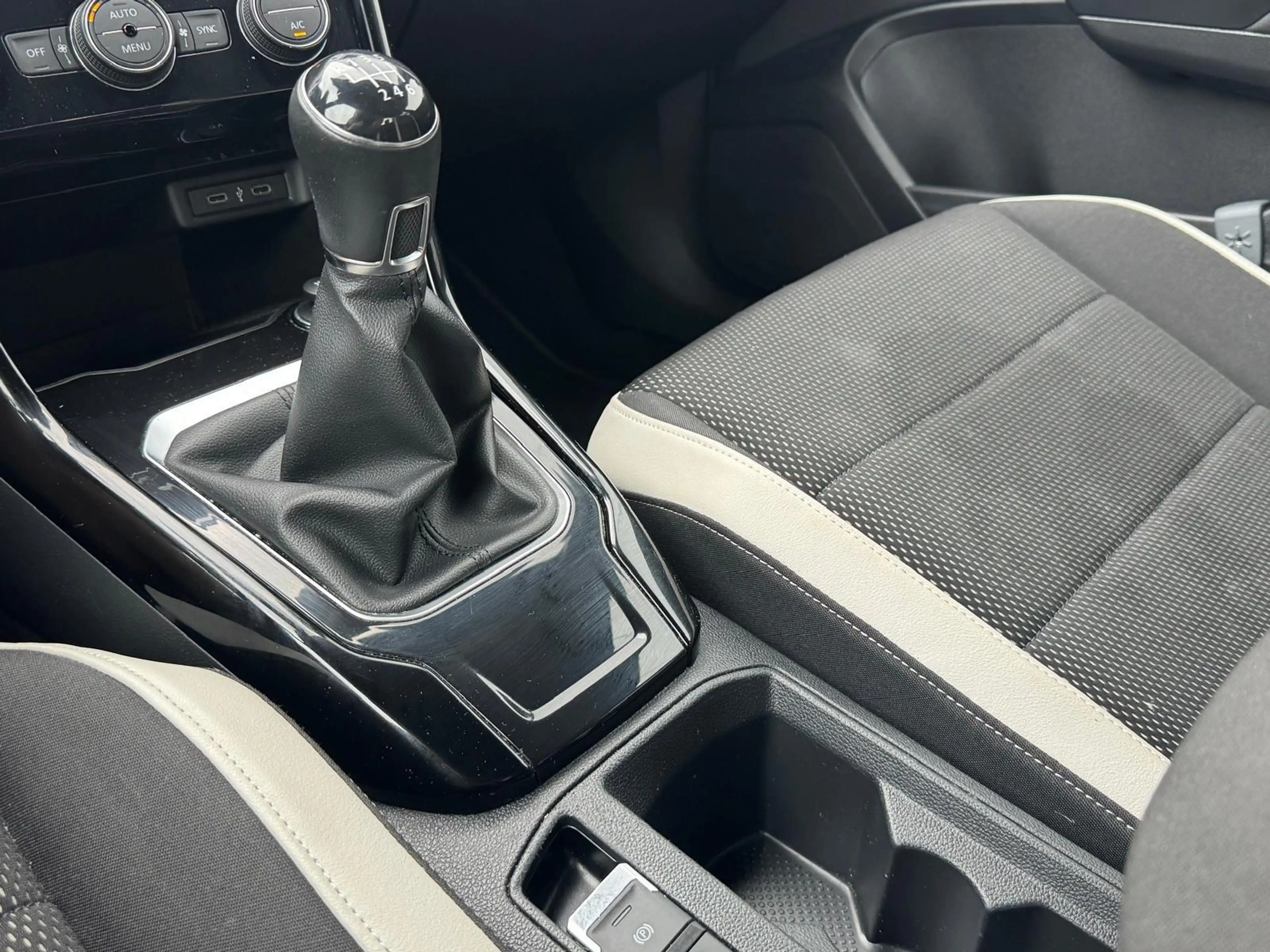 Volkswagen T-Roc 1.5 TSI SPORT ADAP CRUISE CAMERA DIGIDASH — photo 12