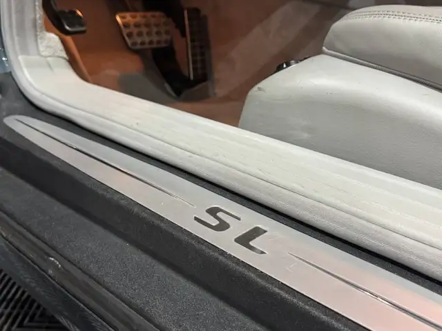 Mercedes-Benz SL view 13