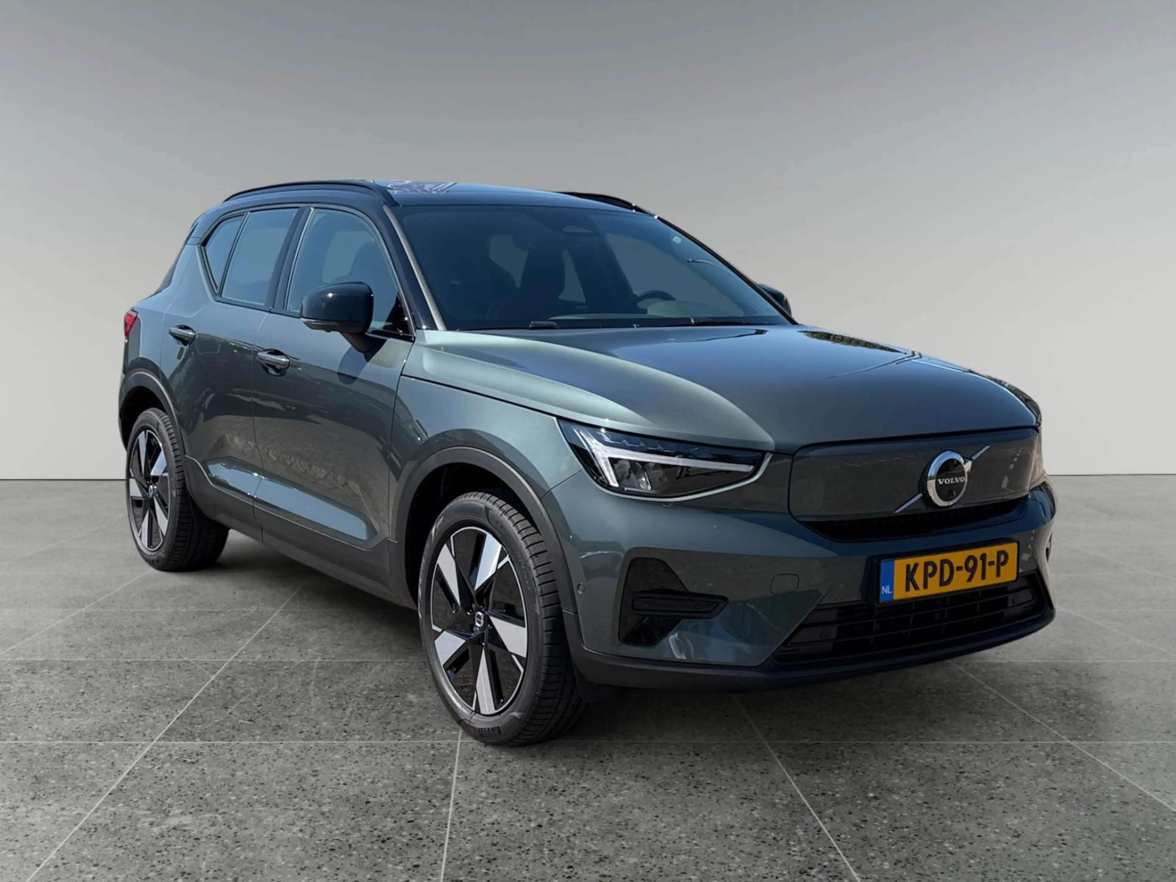 Volvo EX40 Single Motor Extended Range Plus 82 kWh — photo 2