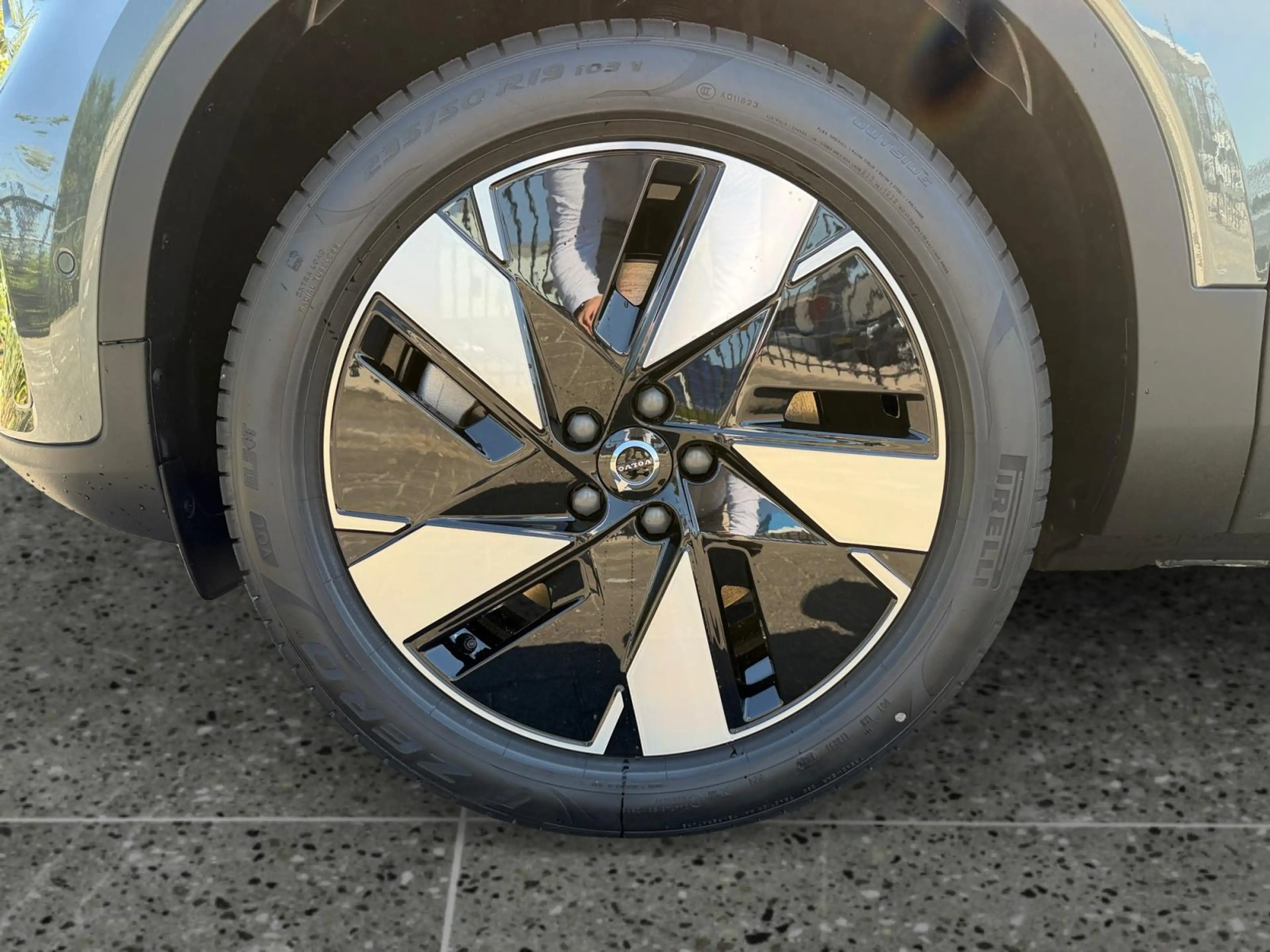Volvo EX40 Single Motor Extended Range Plus 82 kWh — photo 10