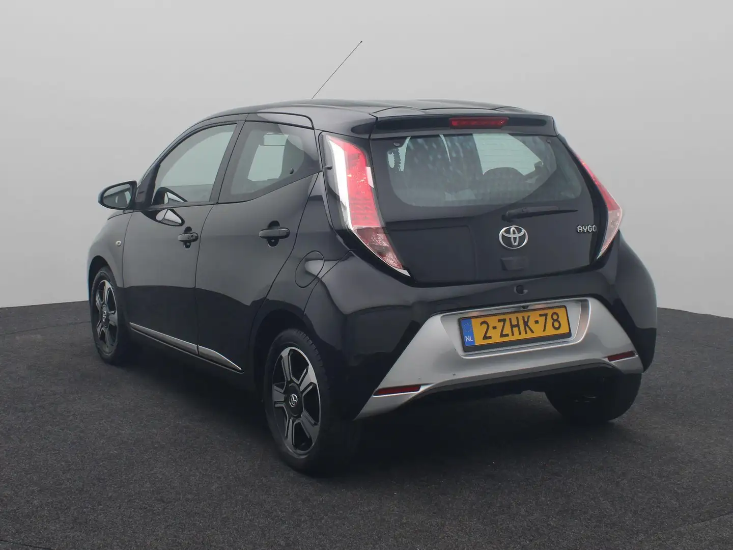 Toyota Aygo 1.0 VVT-i x-clusiv Automaat | electronic climate c Zwart - 2